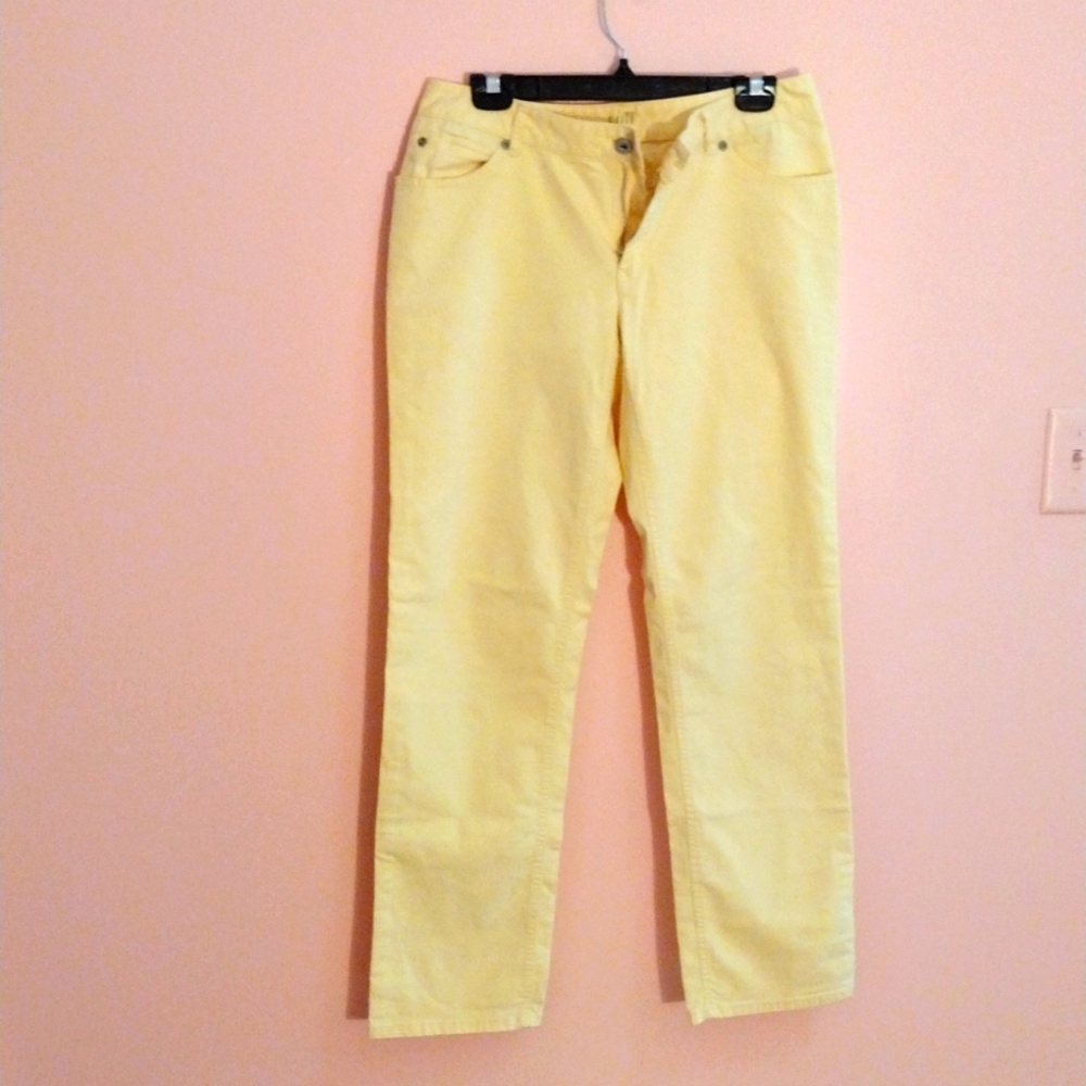 Light yellow jeans pants.